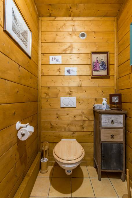 toilettes moderne avec murs en bois